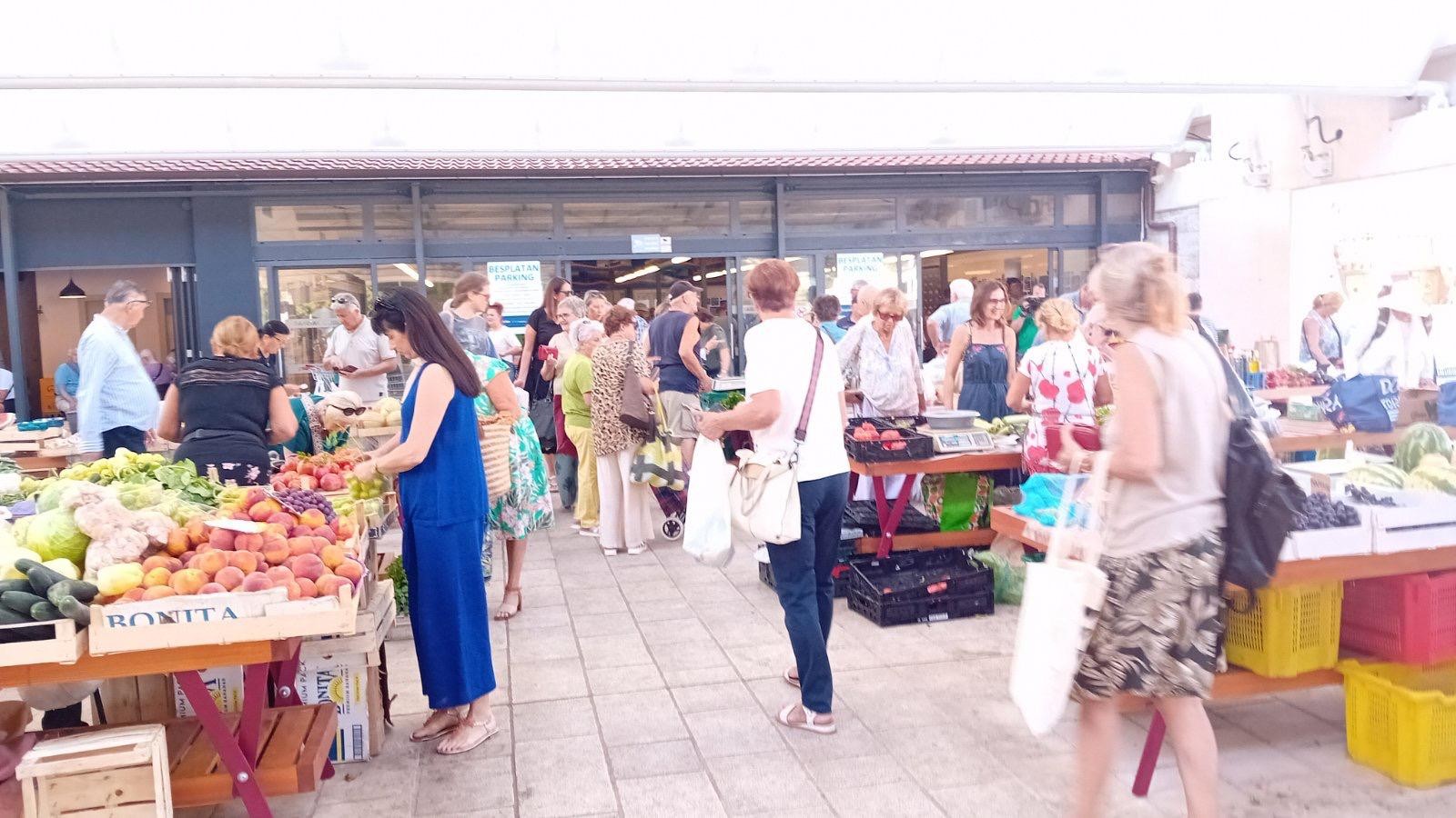 Gužva na placi u Gružu: Za srdele se čekalo u redu